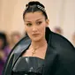 Ekspresi Bella Hadid saat menghadiri Met Gala 2018 di Metropolitan Museum of Art, New York (7/5). Bella tampil cantik dalam balutan korset lateks mengkilap oleh Chrome Hearts Official, dengan tombak sculptural. (AP Photo/Evan Agostini)