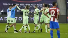 Para pemain Athletic Bilbao berselebrasi setelah mengalahkan  Atletico Madrid pada semifinal Piala Super Spanyol 2022 di Stadion Raja Fahd, Arab Saudi, Jumat (14/1/2022) dinihari WIB. Athletic Bilbao membuat kejutan dengan mendepak Atletico Madrid 2-1. (AP Photo/Hassan Ammar)