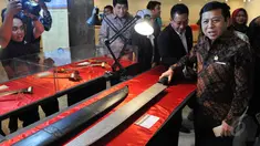 Ketua DPR RI Setya Novanto mengamati koleksi keris milik Mendagri Tjahjo Kumolo saat Pameran Keris Nusantara dalam rangka Hari Kebangkitan Nasional di gedung Nusantara kompleks parlemen, Senayan, Jakarta (20/5/2015). (Liputan6.com/Andrian M Tunay)