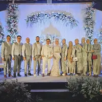 Aktor yang juga Wakil Bupati Bandung, Sahrul Gunawan resmi melepas masa dudanya. Pria tiga orang anak itu menikahi Dine Mutiara Aziz pada Sabtu (6/5/2023). Pada pernikahan keduanya ini, Sahrul didampingi Bridesmaid dan Groomsman teman artis. [Instagram/dude2harlino]