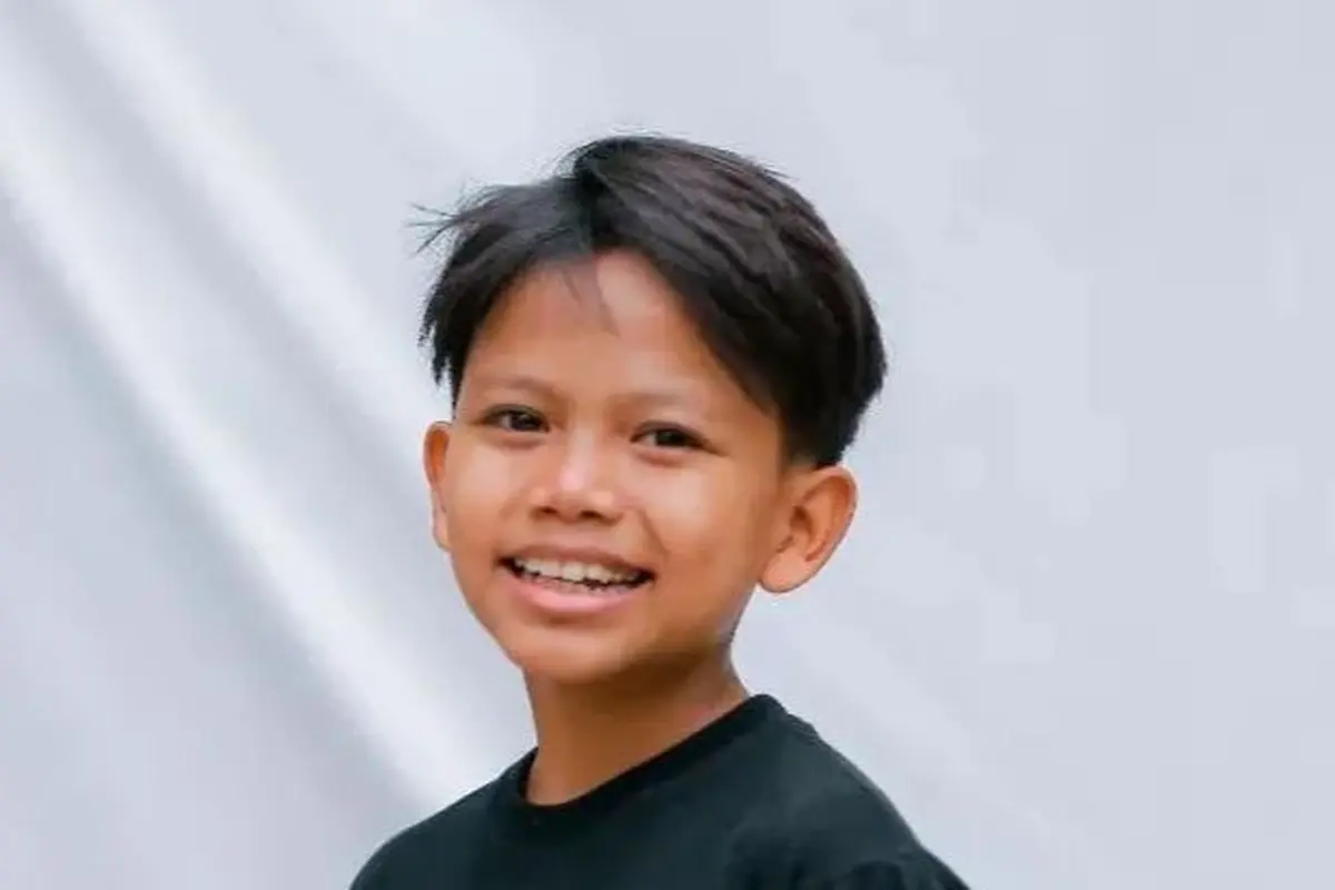 Potret Farel Prayoga dengan berpose satu lengan dimasukan ke kantong celana (Google/Merdeka.com)
