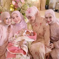 Geng Mamayu di Akikah Putri ke-3 Lesti Kejora tampil serba pink. [@marginw]