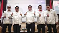 Menpora Imam Nahrawi (kedua kanan) berpose seusai membuka Turnamen Piala Presiden e-Sports 2019 di Gedung Kemensetneg,, Jakarta, Senin (28/1). Turnamen Piala Presiden e-Sports resmi digelar mulai Januari sampai Maret 2019 (Liputan6.com/Faizal Fanani)