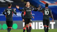 Gelandang Liverpool, Jordan Henderson, merayakan gol yang dicetaknya ke gawang Crystal Palace pada laga lanjutan Liga Inggris di Selhurst Park Stadium, Sabtu (19/12/2020) malam WIB. Liverpool menang 7-0 atas Crystal Palace. (AFP/Adam Davy/pool)