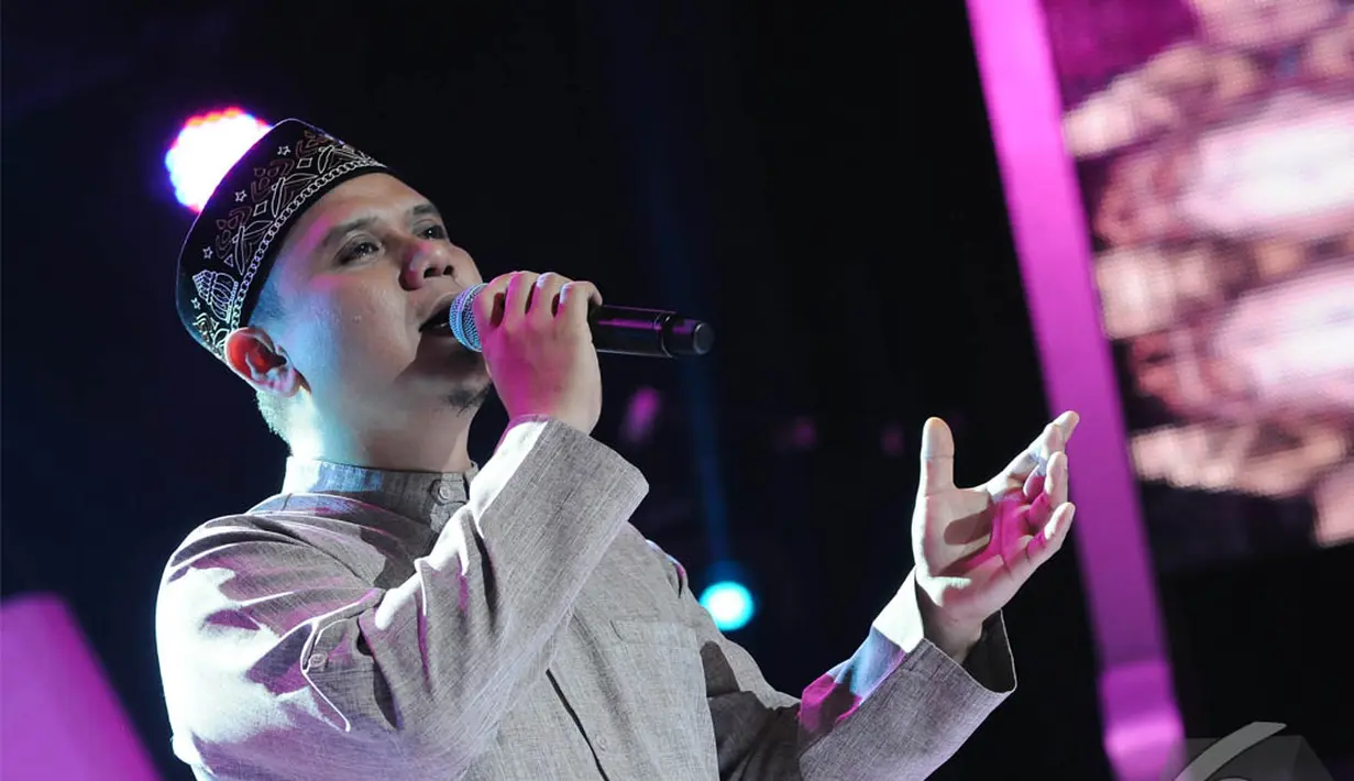 Fadly dengan mengenakan kopiah beraksi di Malam Puncak Putri Muslimah Indonesia 2014 (Liputan 6.com/Andrian M Tunay)