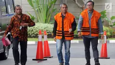 Dua tersangka Bupati Pakpak Bharat Remigo Yolando Berutu dan Plt Kadis PUPR Pakpak Bharat David Anderson Karosekali tiba di KPK, Jakarta (5/12). Mereka diperiksa terkait suap proyek infrastruktur Dinas PUPR Kab Pakpak Bharat. (Merdeka.com/Dwi Narwoko)