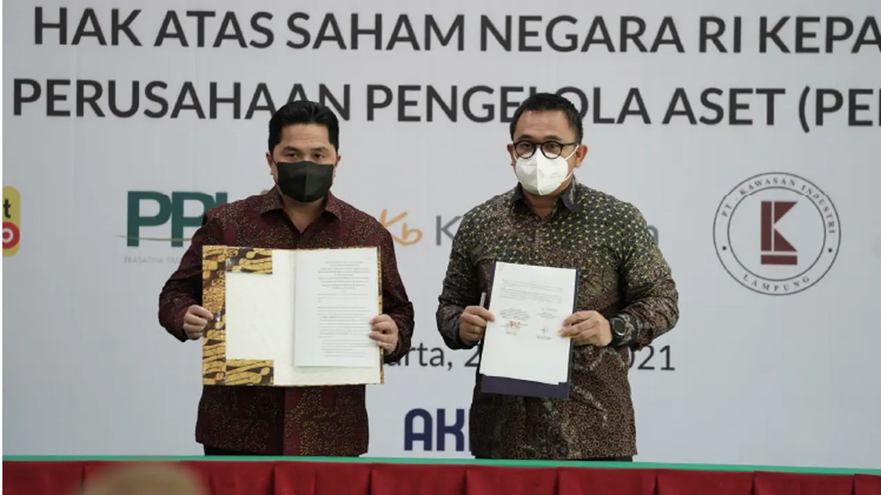 Menteri BUMN Erick Thohir dan Direktur Utama PT Perusahaan Pengelola Aset (Persero) Yadi Jaya Ruchandi menunjukkan dokumen usai penandatanganan pengalihan saham minoritas lima perusahaan kepada PPA.