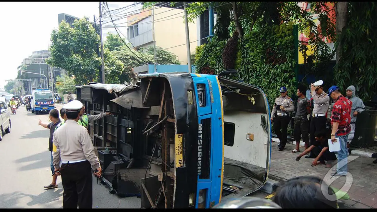 Terobos Lampu Merah, Kopami Dihantam Busway