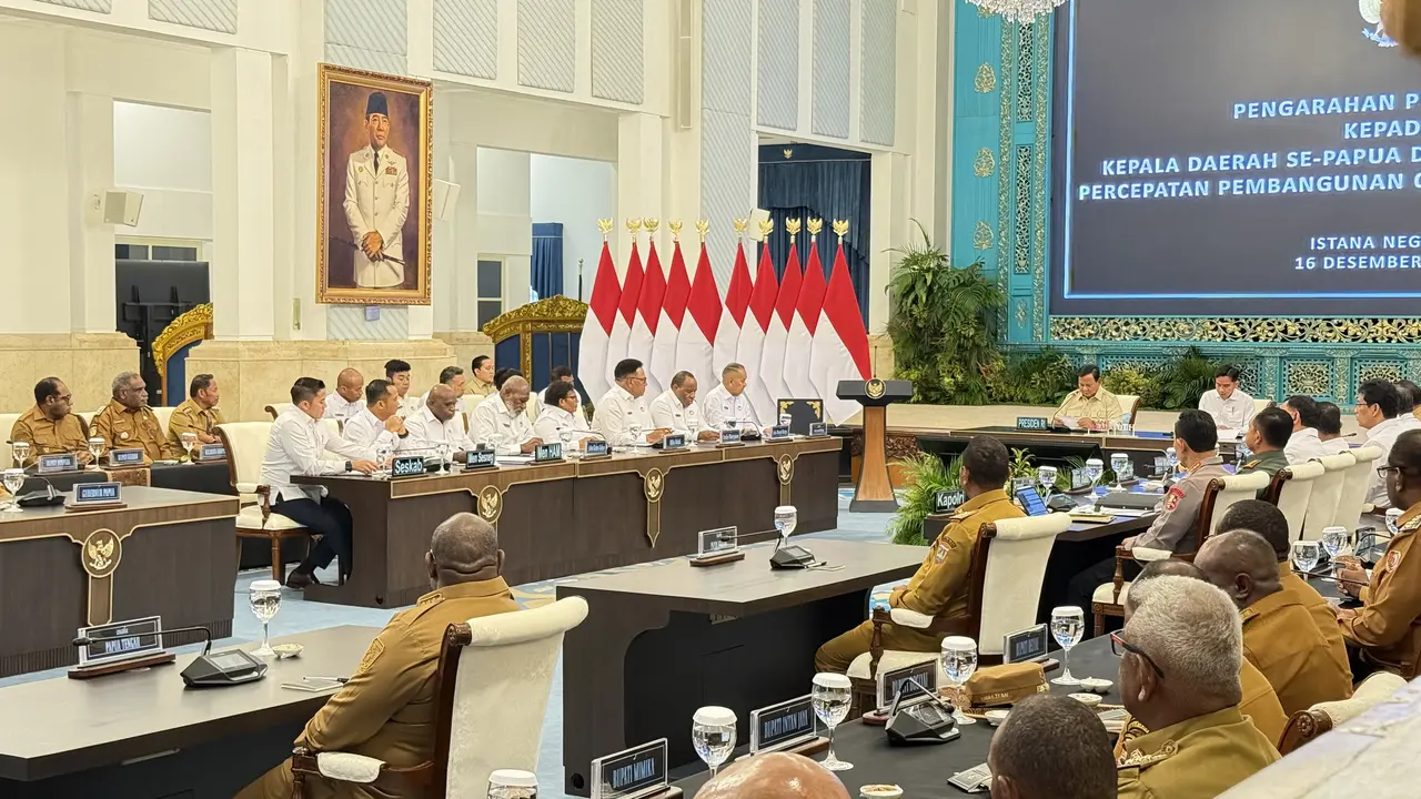 Presiden Prabowo Subianto saat memberikan pengarahan kepada kepala daerah se-Papua di Istana Negara Jakarta, Selasa (16/12/2025).