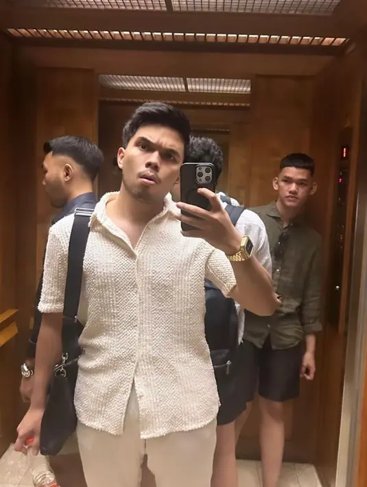 Di waktu yang sama, Thariq Halilintar terlihat berada di Bali mengenakan outfit kasual serba putih. [Foto: IG/thariqhalilintar].