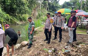 Polisi memasang garis polisi di TKP dua bocah tenggelam di Air Terjun Way Lalaan, Tanggamus, Lampung (Istimewa)