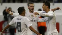 Pemain Real Madrid, Gareth Bale, bersama Cristiano Ronaldo dan Lucas merayakan kemenagan atas Eibar pada laga Liga Spanyol di Estadio Municipal de Ipurua, Spanyol, Minggu (29/11/2015). Madrid menang 2-0. (Reuters/Joseba Etxaburu)