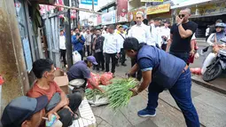 Pedagang Kaki Lima (PKL) di kawasan bekas Pasar Bogor, Jawa Barat, ditertibkan jajaran Satuan Polisi Pamong Praja (Satpol PP). Tampak dalam foto, Wali Kota Bogor, Dedie A. Rachim (tengah kemeja putih) berdialog saat meninjau penertiban Pedagang Kaki Lima (PKL) di Eks Pasar Bogor, Jawa Barat, Rabu (25/3/2026). (merdeka.com/Arie Basuki)