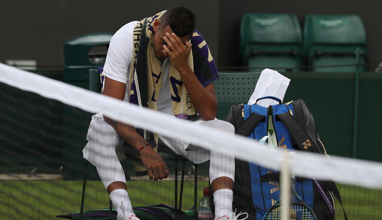 Ekspresi petenis Australia, Nick Kyrgios saat melawan petenis Prancis, Pierre-Hugues Herbert ada babak pertama Wimbledon 2017 di The All England Lawn Tennis Club, Wimbledon, London, (3/7/2017). Nick kalah karena cedera. (AFP/Daniel Leal-Olivas)