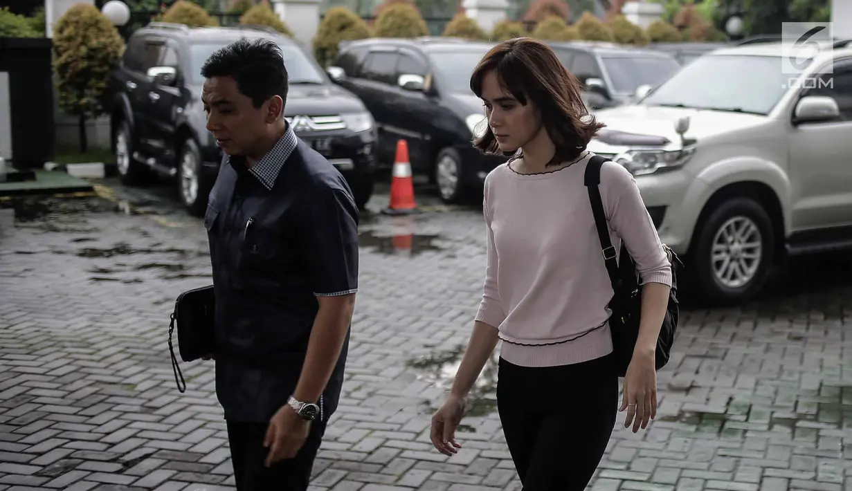 Model yang juga artis, Renata Kusmanto didampingi pengacara Sandy Arifin tiba di Kejaksaan Negeri Jakarta Selatan, Kamis (19/4). Renata mendampingi suaminya, Fachri Albar yang hari ini kasus narkobanya dilimpahkan ke Kejari. (Liputan6.com/Faizal Fanani)