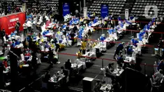 Suasana pelaksanaan proses vaksinasi COVID-19 untuk jurnalis di Hall A Basket Gelora Bung Karno, Senayan, Kamis (25/2/2021). Sekitar 5.500 jurnalis yang akan mendapatkan vaksin COVID-19  selama tiga hari pelaksanaan vaksinasi. (merdeka.com/Arie Basuki)