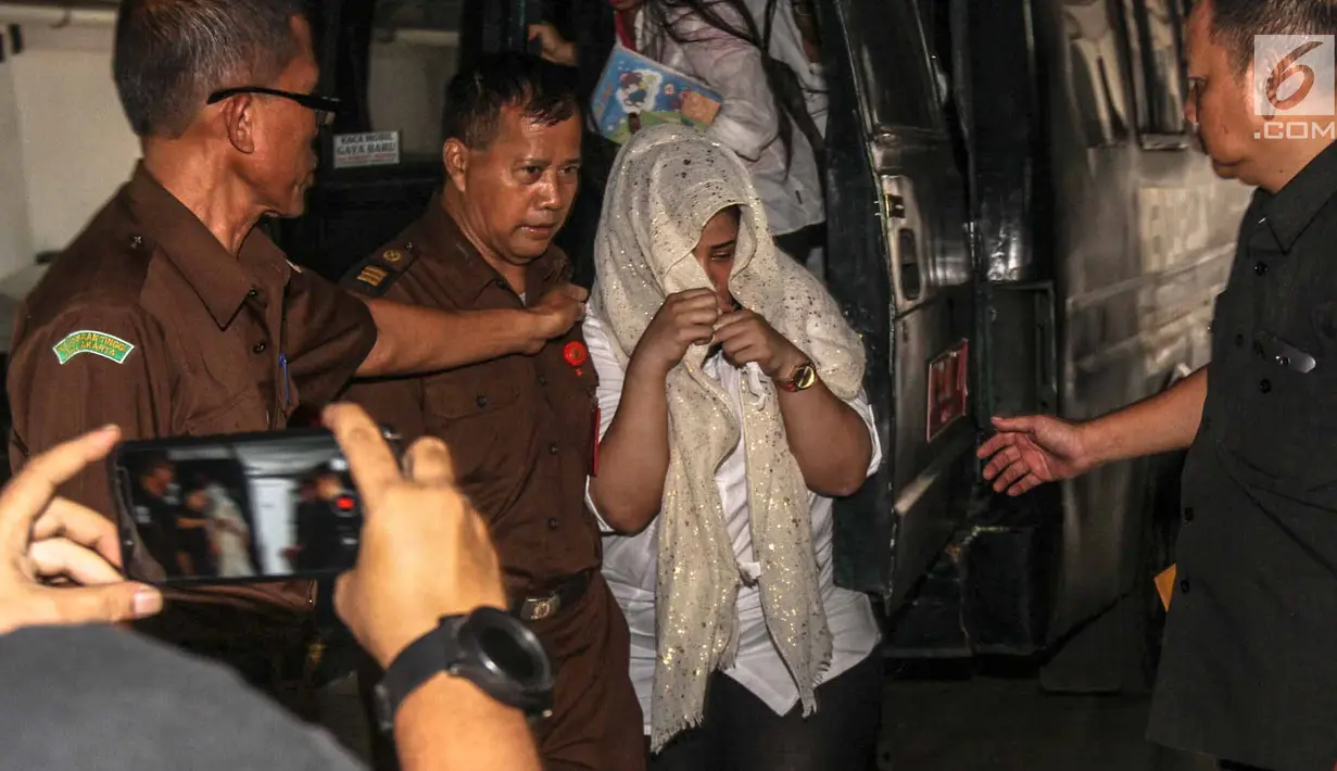 Artis Dhawiya Zaida menutupi wajah dengan kerudung saat tiba di PN Jakarta Timur, Selasa (26/6). Kuasa hukum Dhawiya dan Muhammad, Reyno Yohanes Romein  tidak menggunakan hak eksepsi dalam sidang. (Liputan6.com/HO/Udin)