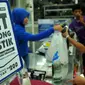 Konsumen membawa barang yang telah dibeli menggunakan kantong plastik di salah satu mini market di Pasar Baru, Jakarta, Senin (22/2). Peraturan ini serentak di 17 kota Indonesia dengan pembayaran Rp200 per kantong plastik. (Liputan6.com/Gempur M Surya)