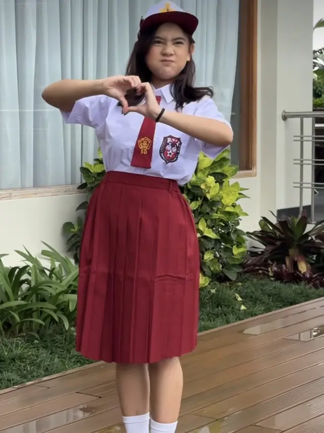 Ziva Magnolya tampil dengan seragam SD merah putih. [@zivamagnolya]