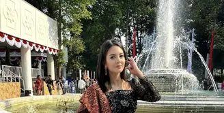 Aurelie Moeramans hadir dalam balutan kebaya dan kain songket. Kebaya hita, tampak mewah kala berpadu dengan songket maroon berbenang emas. [Foto: Instagram/ Aurelie Moeramans]