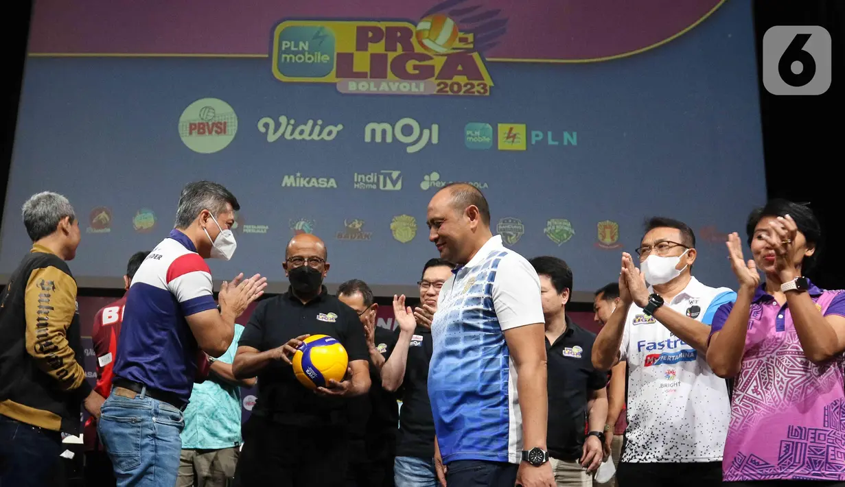 Ketua lll Bidang Kompetisi dan Pertandingan PP.PBVSI, Hanny S, Surkatty berbincang dengan perwakilan club seusai jumpa pers PLN Mobile Proliga 2023 di SCTV TOWER , Jakarta, Jumat (30/12/2022). PLN Mobile Proliga 2023 kembali akan digelar di delapan kota yang akan menjadi tuan rumah, yang akan dilaksanakan mulai 5 Januari 2023. (Liputan6.com/Herman Zakharia)