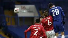 Gelandang Chelsea, Kai Havertz (kanan) mencetak gol keempat untuk timnya ke gawang  tim divisi empat Morecambe pada babak ketiga Piala FA 2020/21 di Stamford Bridge, Minggu (10/1/2021). Chelsea menggasak Morecambe dengan skor telak 4-0. (AP Photo/Matt Dunham)