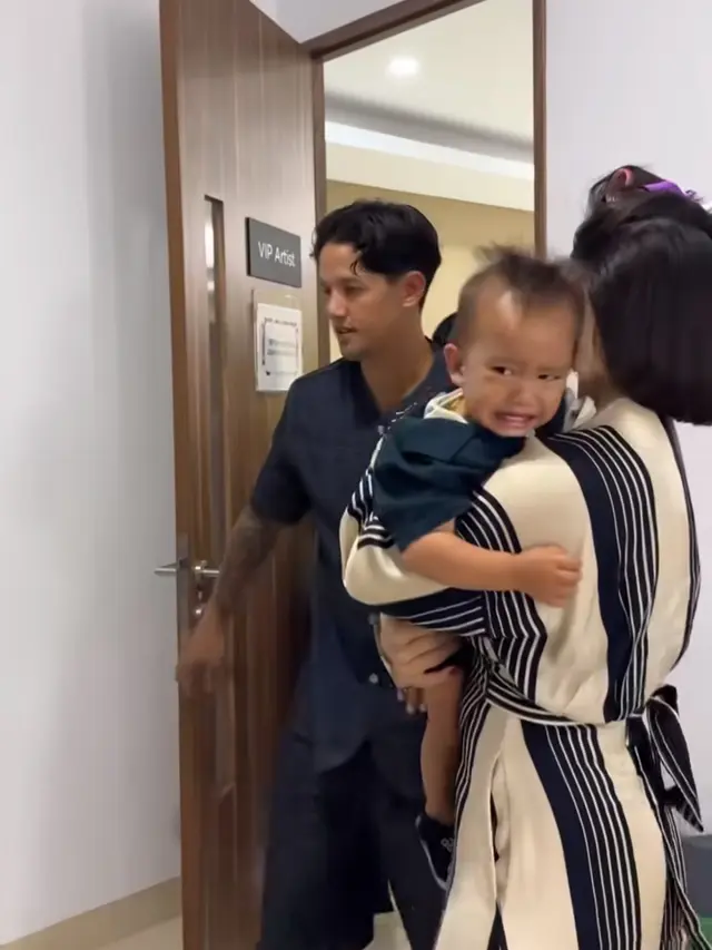 Jennifer Bachdim dan Irfan Bachdim Momong Anak