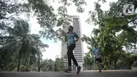 Peserta BNI-ITB Virtual Ultra Marathon 2020 berlari melintasi Gedung Grha BNI di Jakarta, Sabtu (12/12/2020). Memperingati HUT ke-100, ITB menggandeng BNI dan Yayasan Solidarity Forever gelar marathon yang dapat dilakukan dari mana saja selama rentang waktu yang ditentukan. (Lliputan6.com/Pool/BNI)