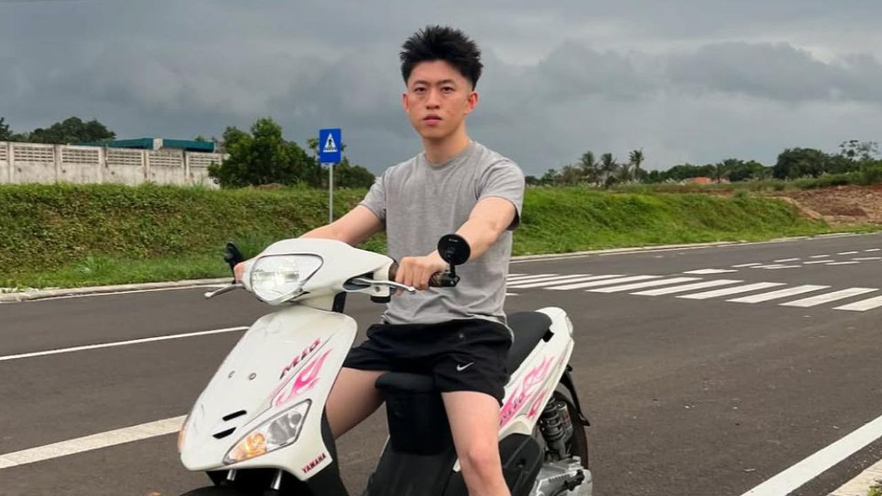 Potret Rich Brian Santai Jajal Naik Motor Matic di Indonesia, Cuma Pakai Kaos Oblong dan Kolor