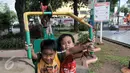 Sejumlah anak memanfaatkan fasilitas bermain di RPTRA Amir Hamzah, Pengangsaan, Menteng, Jakarta Pusat, Rabu (1/3). Pemprov DKI Jakarta ajak pihak swasta kembali berkontribusi membangun RPTRA melalui program CSR. (Liputan6.com/Yoppy Renato)