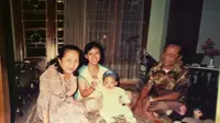 Foto-foto yang diunggah adik kandung Mario Teguh mengungkapkan masa lalu keponakannya, Ario Kiswinar