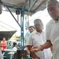 Direktur Utama Perum BULOG, Bayu Krisnamurthi memantau kondisi stok beras di Pasar Johar Karawang. (Foto: Istimewa)