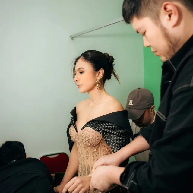 Pesona Glamor Wulan Guritno dengan Gaun Off-Shoulder di Asian Television Awards 2024