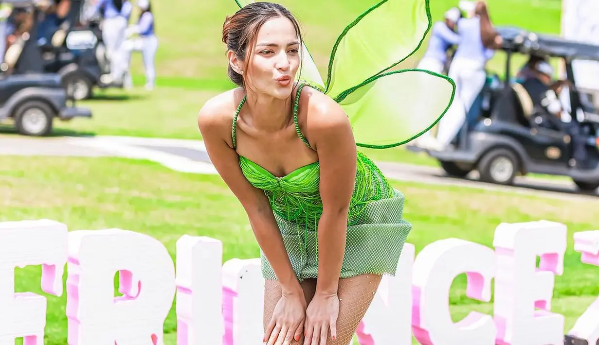 Riasan wajah minimalis berbaur sempurna dengan rambutnya yang digelung ke belakang, menyisakan beberapa bagian sebagai poni yang membingkai wajahnya dengan apik. [Foto: Instagram/ramadhaniabakrie]