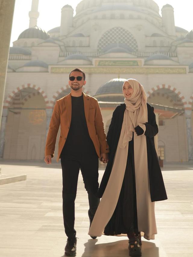 6 Potret Kayla Nadira dan Suami, Kakak Ipar Gus Zizan yang Juga Nikah Muda