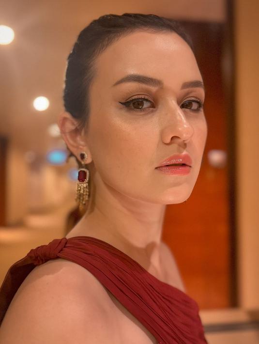 <p>Keseluruhan penampilannya menunjukkan perpaduan yang harmonis antara busana, penataan rambut, dan riasan wajah. (Foto: Instagram/ kimbrlyryder)</p>