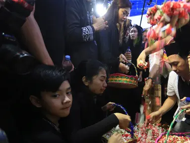 Sejumlah keluarga dan kerabat menaburkan bunga  di atas makam Julia Perez di Taman Pemakaman Umum Pondok Ranggon, Cijantung, Jakarta Timur, Sabtu (10/6). Jupe menghembuskan napas terakhir di RSCM, pada Sabtu 10 Juni 2017. (Liputan6.com/Herman Zakharia)