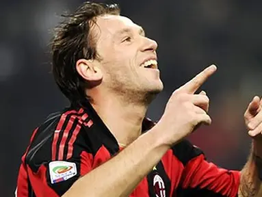Wajah ceria Antonio Cassano usai mencetak gol pertamanya untuk AC Milan yang melumat Parma 4-0 dalam lanjutan Serie A di San Siro, 12 Februari 2011. AFP PHOTO/OLIVIER MORIN