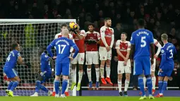 Pemain Cardiff City, Joe Bennett, melepaskan tendangan bebas ke gawang Arsenal pada laga Premier League di Stadion Emirates, Rabu (30/1). Arsenal menang 2-1 atas Cardiff City. (AFP/Ian Kington)