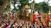 Presiden Joko Widodo mengenakan pakaian adat Bali saat mengikuti pawai pembukaan Pesta Kesenian Bali (PKB) ke-40 di Bali (23/6). Selain dari Bali, pawai ini juga diikuti oleh peserta dari luar daerah dan luar negeri. (Liputan6.com/Pool/Biro Pers Setpres)