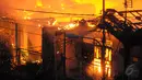 Rumah warga di Jati Bunder, Tanah Abang habis dilalap api, Jakarta, Kamis (5/3/2015). Diperkirakan sekitar 200 rumah warga hangus terbakar.(Liputan6.com/Herman Zakharia)