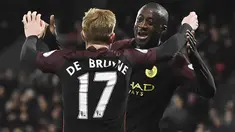 Gelandang Manchester City, Yaya Toure, merayakan gol yang dicetaknya ke gawang Crystal Palace pada laga Premier League di Selhurst Park, Inggris, Sabtu (19/11/2016). City menang 2-1 atas Palace. (Reuters/Hannah McKay)
