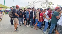 Suporter berbaris mengantre masuk ke Stadion Olympic untuk menyaksikan duel Timnas Indonesia U-22 versus Timor Leste pada lanjutan Grup A SEA Games 2023 di Stadion Olympic, Phnom Penh, Minggu (7/5/2023). (Bola.com/Gregah Nurikshani)