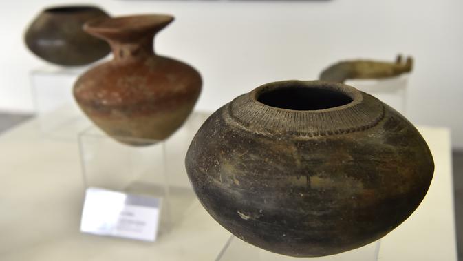 Sejumlah bejana yang ditemukan di Ekuador ditampilkan di Museum Nasional, Quito, Ekuador, Rabu (25/7). Institut Nasional Warisan Budaya (INPC) telah memulihkan 13 kepingan artefak pra-Hispanik. (Rodrigo BUENDIA/AFP)