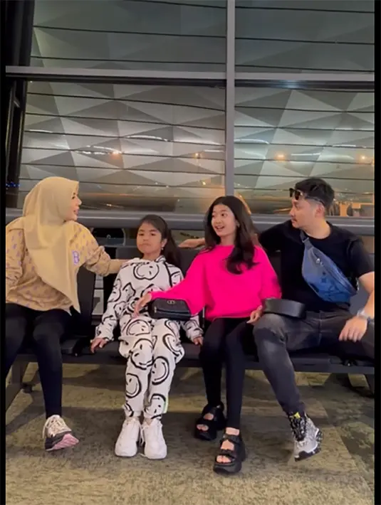 Angga dan Anna  bersama anak-anak saat membuat konten bersama. Dari perjalanan  di Jakarta hingga telah sampai di Korea. Dari setiap  unggahannya mendapatkan respon positif dari warganet. Banyak yang mendoakan pernikahan kedua Angga ini langgeng. [Instagram/anggawijaya88]