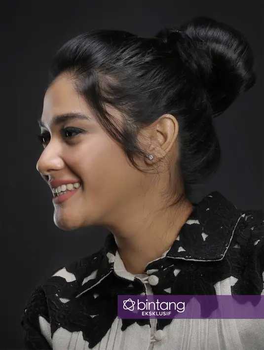 "Pertama kali ketemu karena temenku main sama temen-temennya. Jadi tidak ada niatan untuk menjodohkan aku dengan dia. Karena sering main bareng, semakin lama kok semakin cocok, jadi yaudah jadian," ujar Naysila. (Bambang E. Ros/Bintang.com)