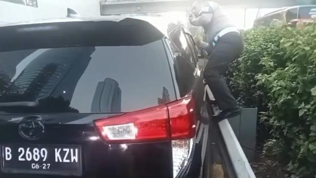Petugas PJR Ditlantas Polda Metro Jaya Evakuasi Pengemudi Tewas di Tol