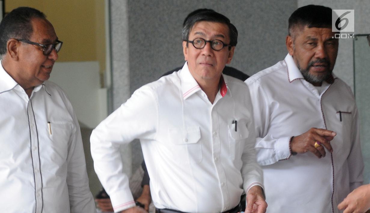 Ekspresi Menkumham Yasonna Hamonangan Laoly usai menjalani pemeriksaan sebagai saksi dua tersangka Irvanto Hendra Pambudi Cahyo dan mantan bos PT. Gunung Agung, Made Oka Masagung di gedung KPK, Jakarta, Senin (2/7). (Merdeka.com/Dwi Narwoko)