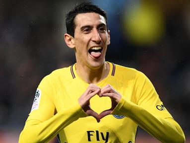 Striker Paris Saint-Germain (PSG), Angel Di Maria, melakukan selebrasi usai mencetak gol ke gawang Troyes pada laga Liga 1 Prancis di Stadion Aube, Sabtu (2/2/2018). Troyes takluk 0-2 dari PSG. (AFP/Franck Fife)