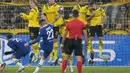 Penyerang Chelsea, Hakim Ziyech melakukan tendangan bebas ke arah gawang Borussia Dortmund selama pertandingan leg pertama babak 16 besar Liga Champions di Signal Iduna Park, Jeramn, Kamis (16/2/2023). Dortmund menang atas Chelsea dengan skor tipis 1-0. (AP Photo/Martin Meissner)